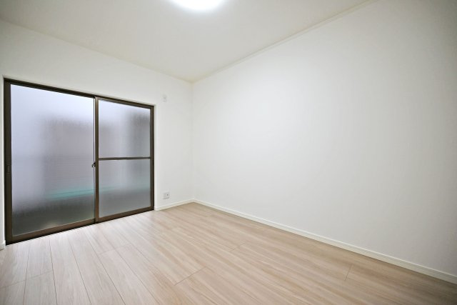 尼崎市西向島町中古戸建│4LDK+並列駐車2台可の洋室|-1階洋室約6帖-