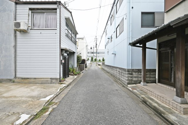 尼崎市西向島町中古戸建│4LDK+並列駐車2台可の前面道路含む現地写真|南側公道幅員4ｍ