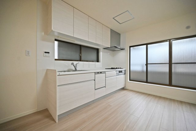 尼崎市西向島町中古戸建│4LDK+並列駐車2台可のキッチン|キッチンのすぐ隣にバルコニーがあるので採光や換気の面でも非常に便利です。