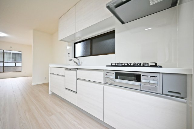 尼崎市西向島町中古戸建│4LDK+並列駐車2台可のキッチン|キッチン上部には吊戸棚が設置されており収納力は確保されています。又、目の前には換気用と採光用を兼ねた窓もあるのもポイントです。