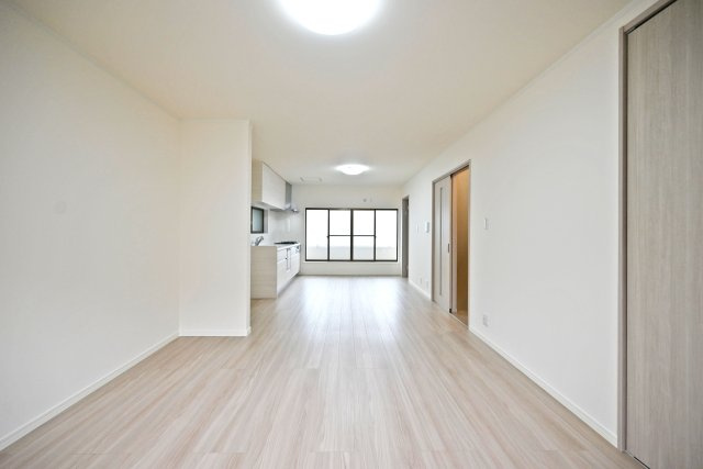 尼崎市西向島町中古戸建│4LDK+並列駐車2台可の居間・リビング|南に面した大きな窓から常に自然光が差し込む家族みんなの寛ぎ空間です。