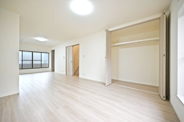 尼崎市西向島町中古戸建│4LDK+並列駐車2台可の居間・リビング|リビングには大きなクローゼットも配置されており、様々な荷物を収納できるのでリビングダイニングをスッキリと片付けできます。