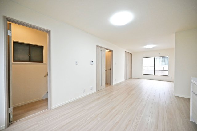 尼崎市西向島町中古戸建│4LDK+並列駐車2台可の居間・リビング|家具の配置が想像しやすい形状のリビングダイニングは新生活のイメージがつきやすいのもいいですね。