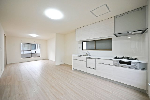 尼崎市西向島町中古戸建│4LDK+並列駐車2台可の居間・リビング|フローリングやクロスを貼替しており、白を基調とした明るい空間に生まれ変わっています。