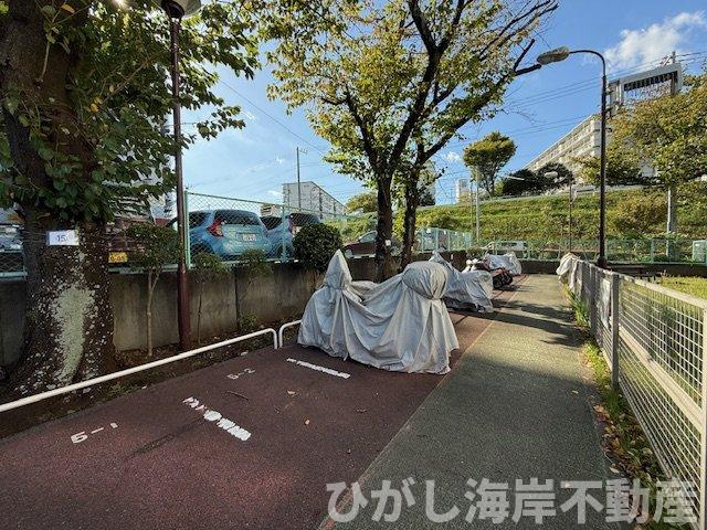 湘南スカイハイツ1-5号棟の駐車場|敷地内バイク置場