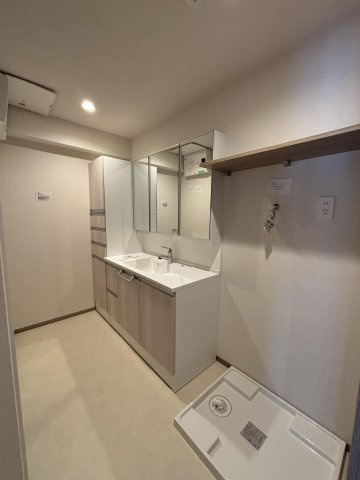 【独立洗面台】 | シティパル白木原 | 朝の身支度に便利なゆとりある洗面台です。鏡裏、洗面台下部、リネン庫など収納スペースがたっぷり