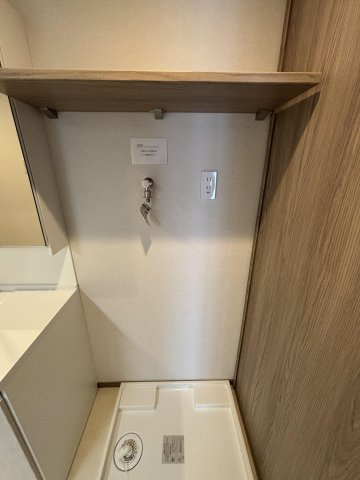 【ランドリースペース】 | シティパル白木原 | 洗濯機置き場の上部のスペースには洗剤等を置ける棚が設置されています