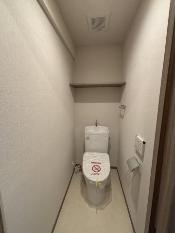 【トイレ】 | シティパル白木原 | 冬は便座も温水も温かく快適なシャワー付トイレ。上部には収納を設置◎