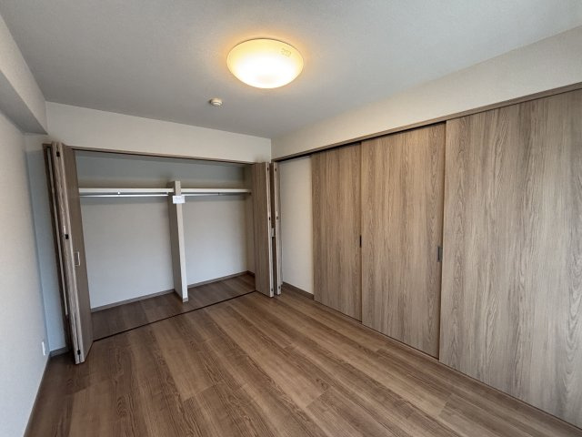 【洋室】 | シティパル白木原 | 6帖の洋室。リビングとは引き戸でフラットにつながっています。バルコニーに面した明るいお部屋です