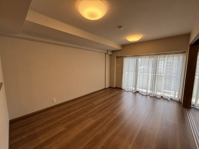 【居間・リビング】 | シティパル白木原 | 大きな窓のあるLDKは明るさたっぷり。食事のときも、くつろぎの時間も楽しい家族の時間をすごせそうです