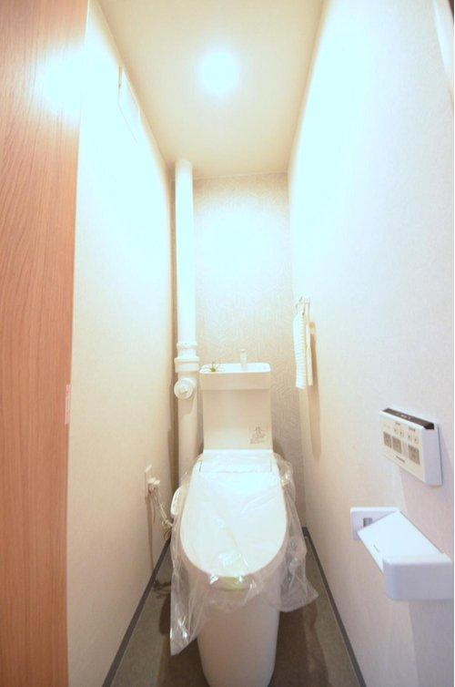 鈴が峰第3住宅2号棟のトイレ|収納スペースのあるトイレ。勿論ウォシュレット付きです