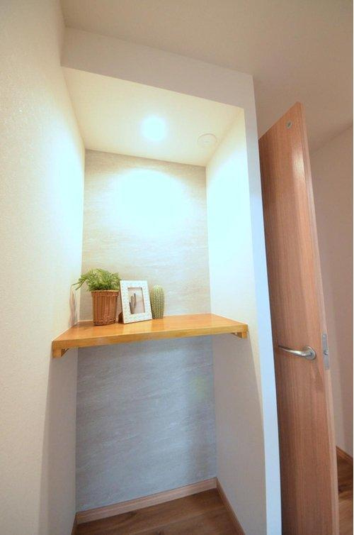 鈴が峰第3住宅2号棟の収納|廊下にカウンターがあります