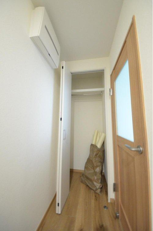 鈴が峰第3住宅2号棟の収納|廊下に収納スペースがあります