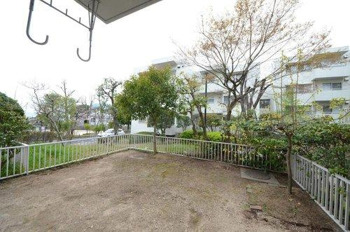 鈴が峰第3住宅2号棟の庭|南側に広い庭スペースがあります