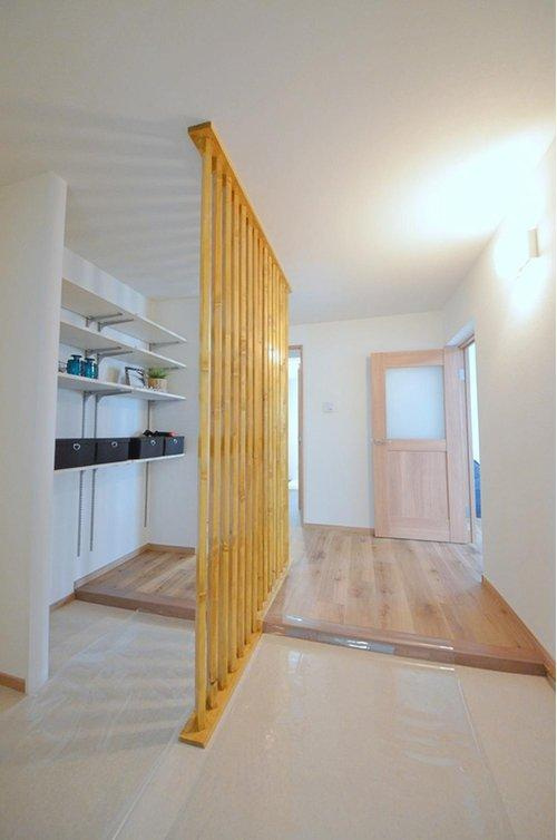 鈴が峰第3住宅2号棟の玄関|広い玄関に大容量の収納。
玄関周りの収納スペースもしっかり確保されています。