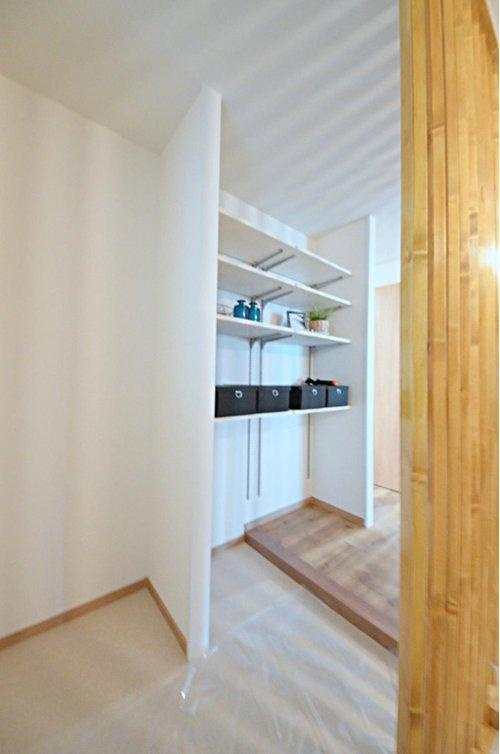 鈴が峰第3住宅2号棟の収納|広い玄関に大容量の収納。
玄関周りの収納スペースもしっかり確保されています。