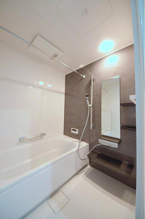 西原8丁目の浴室|人気の換気乾燥暖房機付き。１坪タイプの大きなバスルームなので足を伸ばしてゆっくり湯船につかることができます