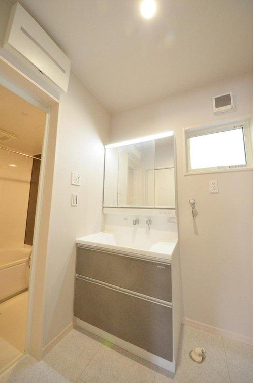西原8丁目の洗面所|広々とした洗面所。
収納スペースもしっかりあります。