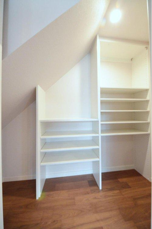 西原8丁目のその他|リビングに広い収納スペースがあります