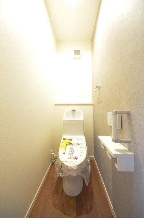 西原8丁目のトイレ|窓のある明るいトイレ。勿論ウォシュレット付です。収納スペースもあります。