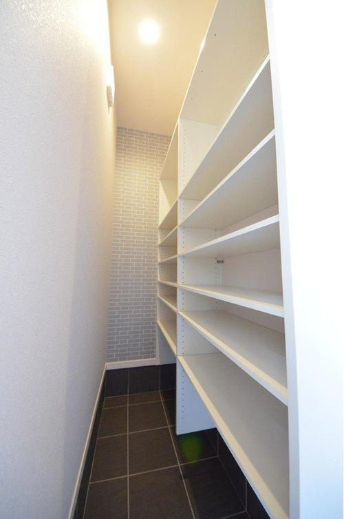 西原8丁目の収納|玄関には大容量のシューズクロークがあります。