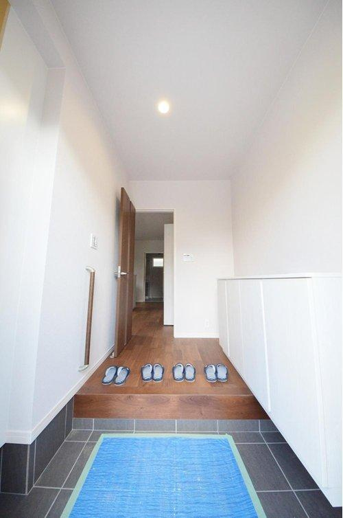 西原8丁目の玄関|玄関には大容量のシューズクロークがあります。