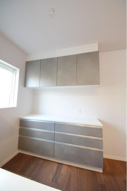 西原8丁目のキッチン|大容量のカップボードが標準装備！キッチン周りの収納スペースもしっかり確保されています。