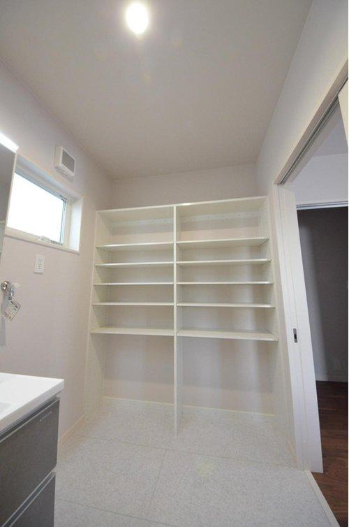 西原8丁目の収納|洗面所に広い収納棚があります