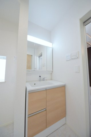 阿品台三丁目の独立洗面台|清潔感あふれるシャワー付洗面台と洗面室。余裕のスペース。窓もあり明るく通気も良いです