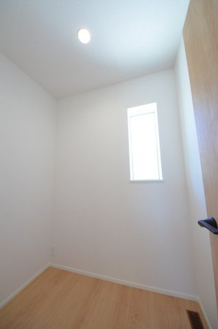 阿品台三丁目の収納|キッチン裏に広いパントリースペースがあります