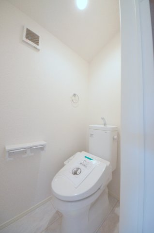 阿品台三丁目のトイレ|窓のある明るいトイレ
勿論ウォシュレット付きです