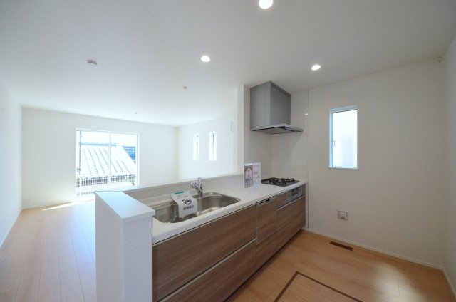 阿品台三丁目のキッチン|広く明るいリビング空間。オープンタイプの対面式キッチンでリビングが隅まで見渡せます。キッチンにいながら小さなお子様にも目が届き安心です。