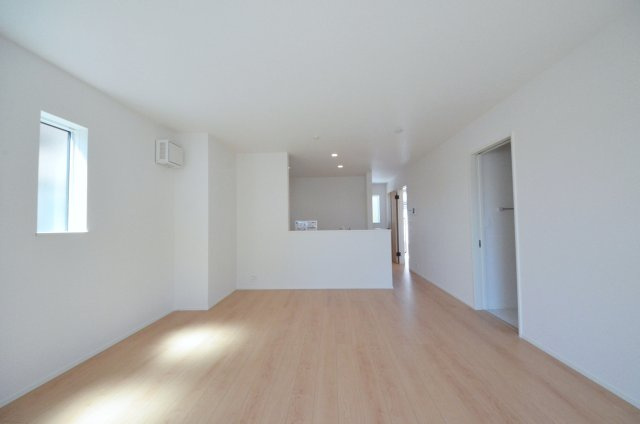 阿品台三丁目の居間・リビング|広く明るいリビング空間。オープンタイプの対面式キッチンでリビングが隅まで見渡せます。キッチンにいながら小さなお子様にも目が届き安心です。