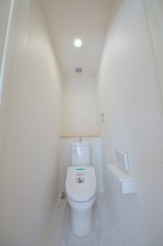 阿品台三丁目のトイレ|窓のある明るいトイレ
勿論ウォシュレット付きです