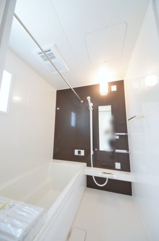 阿品台三丁目の浴室|人気の換気乾燥暖房機付き。１坪タイプの大きなバスルームなので足を伸ばしてゆっくり湯船につかることができます