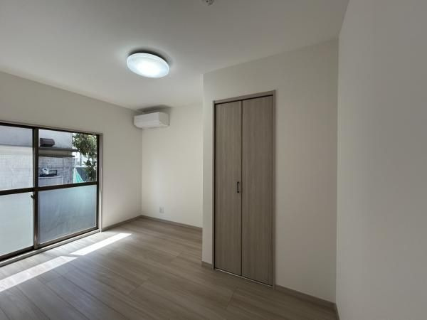 【洋室】 | 福岡市南区老司１丁目　戸建て | 1階の洋室は和室から変更しました。大きな窓がある明るいお部屋です