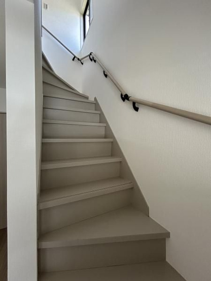 【内装】 | 福岡市南区老司１丁目　戸建て | 階段は手すりを新設して安全に配慮しました。塗装もしてきれいになっています