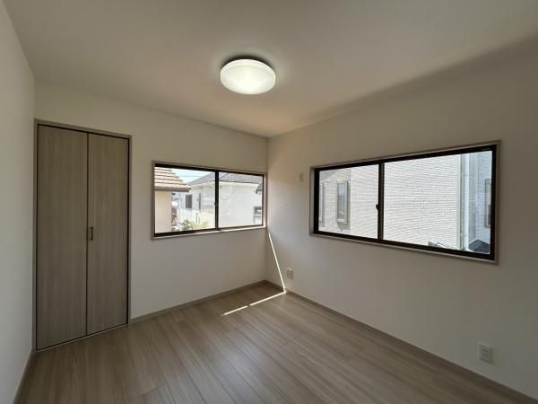 【洋室】 | 福岡市南区老司１丁目　戸建て | 約5帖の洋室は2面窓から室内に多く光を取り入れております。景色も広く見えるので開放感があります