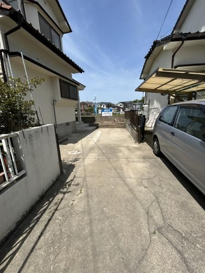 【駐車場】 | 福岡市南区老司１丁目　戸建て | 1台分の駐車スペースがあります。コンクリート敷きなので雑草も生えずメンテナンスがしやすいです