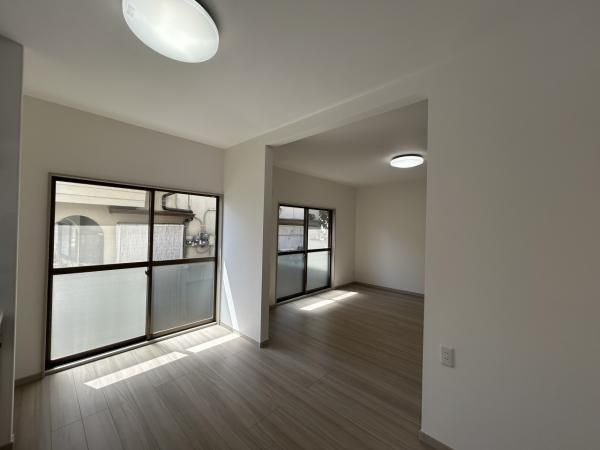 【居間・リビング】 | 福岡市南区老司１丁目　戸建て | LDKは隣接の部屋とつなげて拡張し、約15帖の広々空間になりました