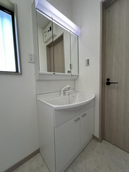 【独立洗面台】 | 福岡市南区老司１丁目　戸建て | 三面鏡裏収納付きの洗面台で、散らかりがちな洗面回りもすっきりと片付きます