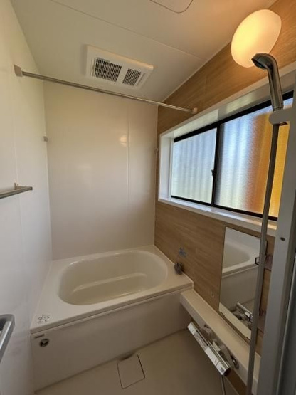 【浴室】 | 福岡市南区老司１丁目　戸建て | 大きな窓がある浴室は換気がしやすくカビの発生を抑えられます。浴室乾燥機のおかげで雨の日のお洗濯も◎