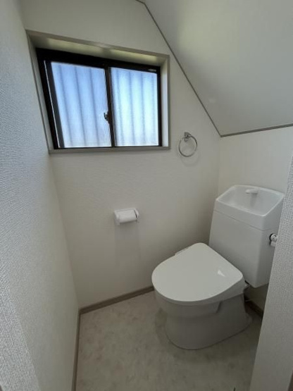 【トイレ】 | 福岡市南区老司１丁目　戸建て | いつも綺麗に清潔に！ウォッシュレット付きトイレです。窓も付いてるので空気の入れ替えも楽にできます