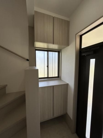 【玄関】 | 福岡市南区老司１丁目　戸建て | 新品のシューズボックス設置済みです。窓もあるので明るい玄関ホールになっています
