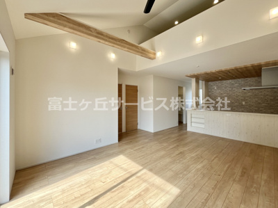 【居間・リビング】 | 菊川市潮海寺 新築一戸建て 1号棟 | 19.75帖のLDK、ロフト付