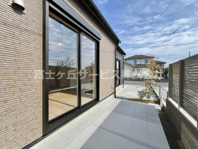 【庭】 | 菊川市潮海寺 新築一戸建て 1号棟 | LDK前にテラスがあります