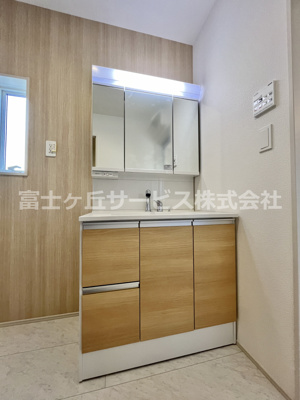 【独立洗面台】 | 菊川市潮海寺 新築一戸建て 1号棟 | 独立洗面台、小物を置くことができて便利です