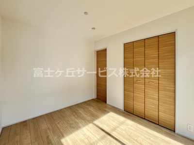 【洋室】 | 菊川市潮海寺 新築一戸建て 1号棟 | 南側の洋室5.25帖