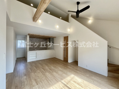 【居間・リビング】 | 菊川市潮海寺 新築一戸建て 1号棟 | 19.75帖のLDK、ロフト付