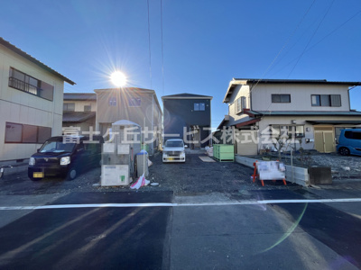 【外観】 | 磐田市二之宮 5期 新築一戸建て 1号棟 | 現在建築中の外観画像です。ご内覧は同じメーカーの完成物件へご案内いたしますので、いつでもご相談ください！